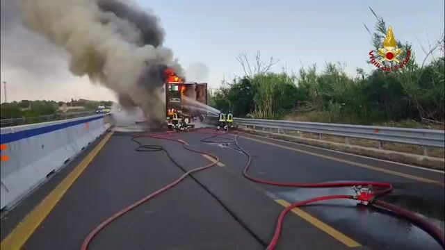 Lamezia, camion in fiamme sulla Statale 280: densa colonna d