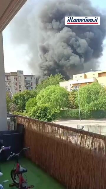 Lamezia, incendio di rifiuti a Ciampa di Cavallo: nube nera 