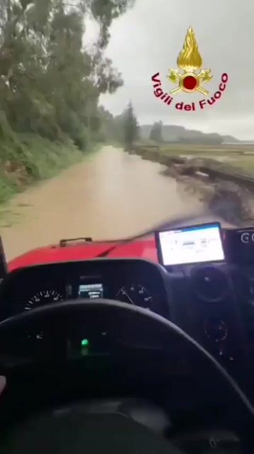 Per il maltempo cede strada nel Crotonese, automobilisti soc