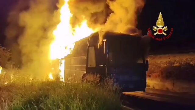 Autobus in fiamme su SS 182 a Soverato, illesi istruttore e 