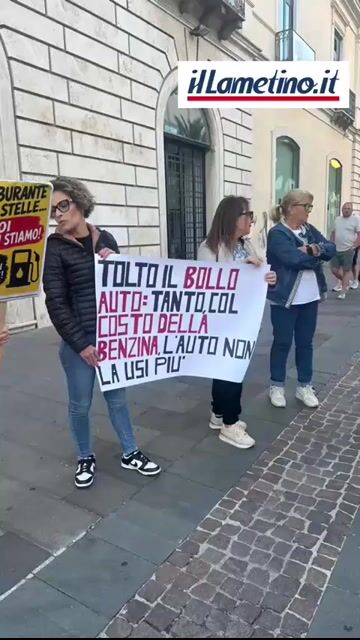 Lamezia, sit-in di protesta contro il caro carburante: "Biso