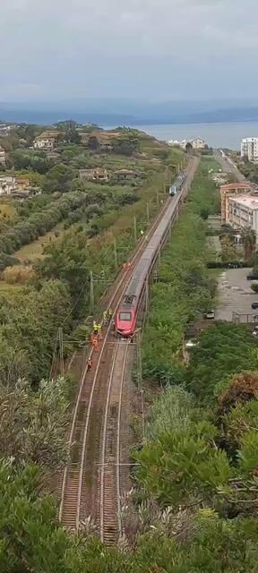 Cade cavo lungo linea ferroviaria a Falerna, treni fermi e c