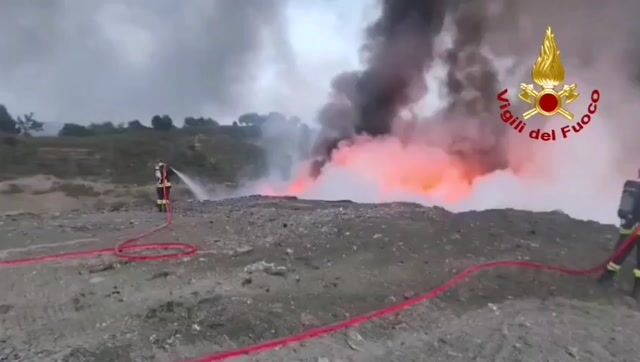 Incendio nella discarica di Pianopoli, Vigili del fuoco al l