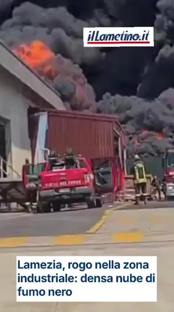 Lamezia, rogo di pneumatici nella zona industriale: densa nu