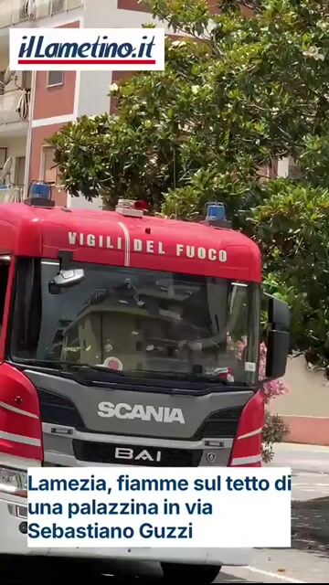 Lamezia, fiamme sul tetto di una palazzina in via Sebastiano